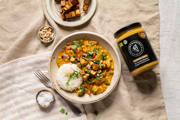 Erdnuss Curry mit Tofu-Saté Spießen - Löwenanteil