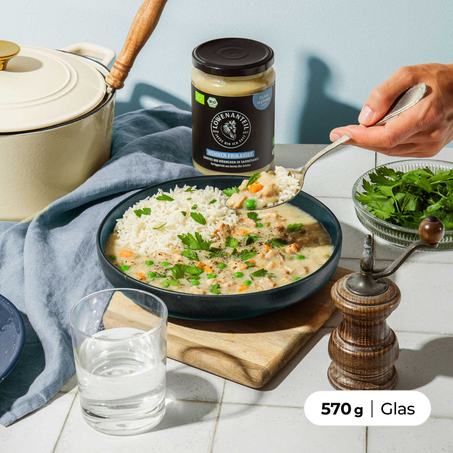 Hühner Frikassee von Löwenanteil – Zartes Bio-Hühnchen in cremiger Sahnesauce mit Erbsen und Karotten bringt vertrauten Geschmack zurück auf deinen Teller. Echtes Wohlfühlessen mit ganzen 40g Protein. In nur 3 Minuten fertig und perfekt zu Reis.