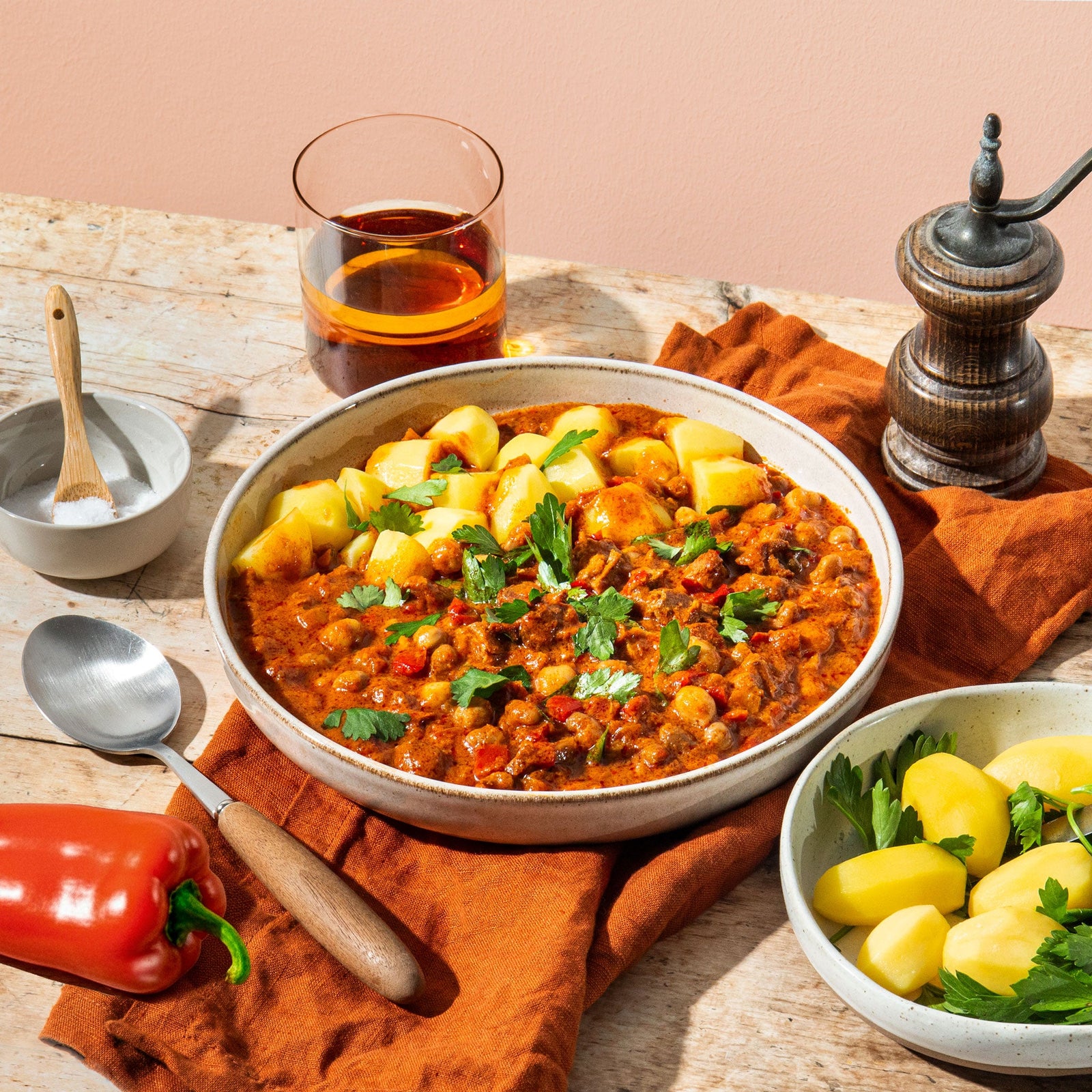 Paprika Hähnchen von Löwenanteil – Herzhaft und sättigend: Unser Paprika-Hähnchen liefert dir den rustikalen Geschmack der ungarisch-österreichischen Küche. Bio-Hühnchen in einer würzig-aromatischen Paprikasauce wie klassisches Gulasch. Perfekt zu Kartoffeln, Nudeln oder einfach pur.