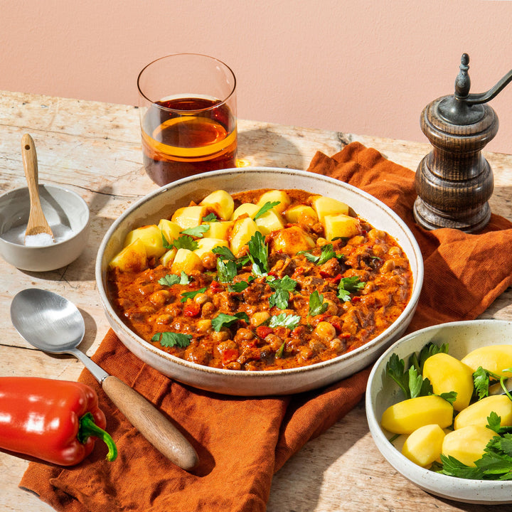 Paprika Hähnchen von Löwenanteil – Herzhaft und sättigend: Unser Paprika-Hähnchen liefert dir den rustikalen Geschmack der ungarisch-österreichischen Küche. Bio-Hühnchen in einer würzig-aromatischen Paprikasauce wie klassisches Gulasch. Perfekt zu Kartoffeln, Nudeln oder einfach pur.